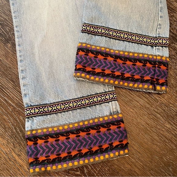 Vintage GUESS Light Wash Embroidered Distressed Women’s Jeans Sz 32 Made In USA - Picture 4 of 15